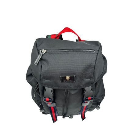 Vista superiore di uno zaino Gucci in tessuto nero e bretelle Web blu e rosso, usato, originale, second hand, in condizioni eccellenti.