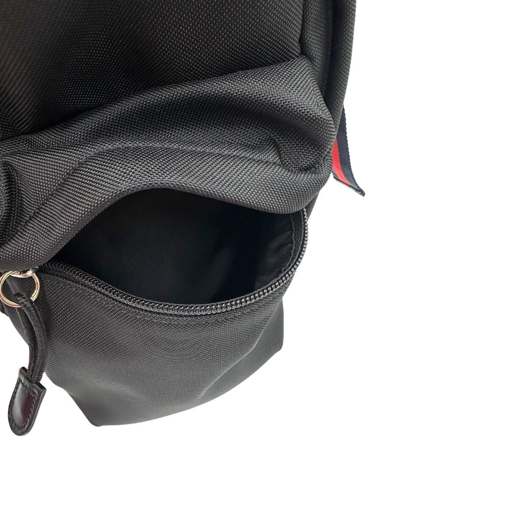 Tasche di uno zaino Gucci in tessuto nero e bretelle Web blu e rosso, usato, originale, second hand, in condizioni eccellenti.