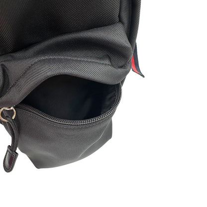Tasche di uno zaino Gucci in tessuto nero e bretelle Web blu e rosso, usato, originale, second hand, in condizioni eccellenti.