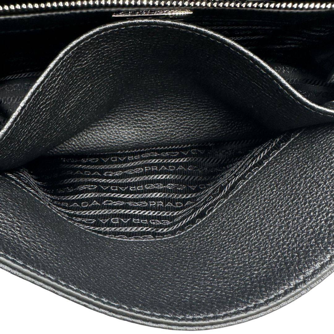 interno della cartella Prada in pelle martellata nera, di lusso, originale, eccellenti condizioni, usata. 