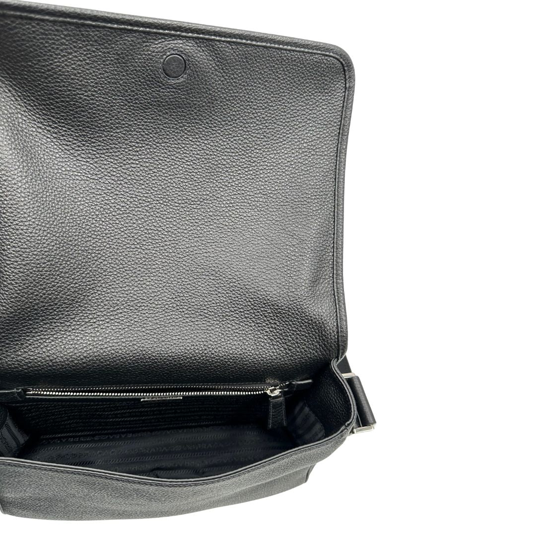 interno della cartella Prada in pelle martellata nera, di lusso, originale, eccellenti condizioni, usata. 