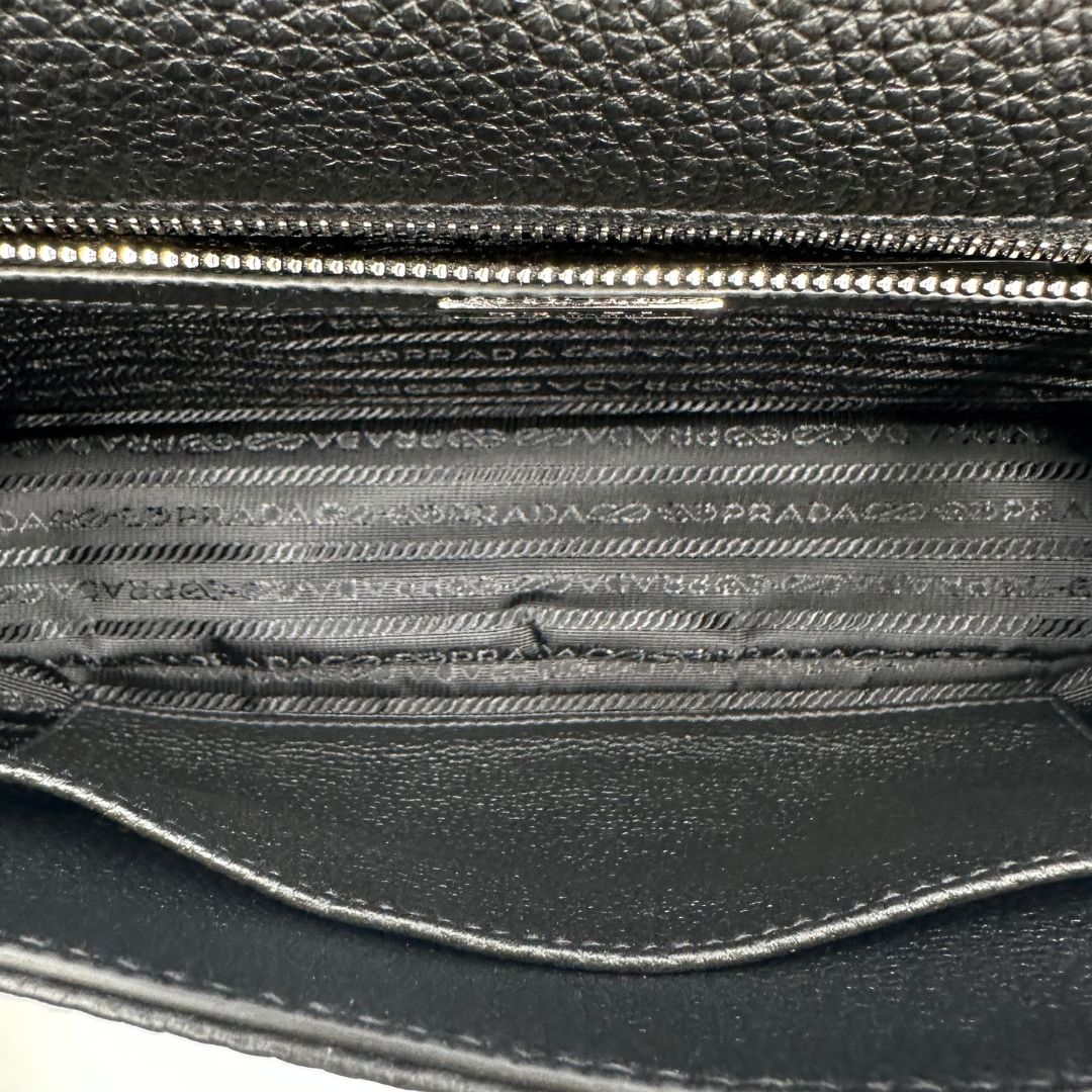 interno della cartella Prada in pelle martellata nera, di lusso, originale, eccellenti condizioni, usata. 