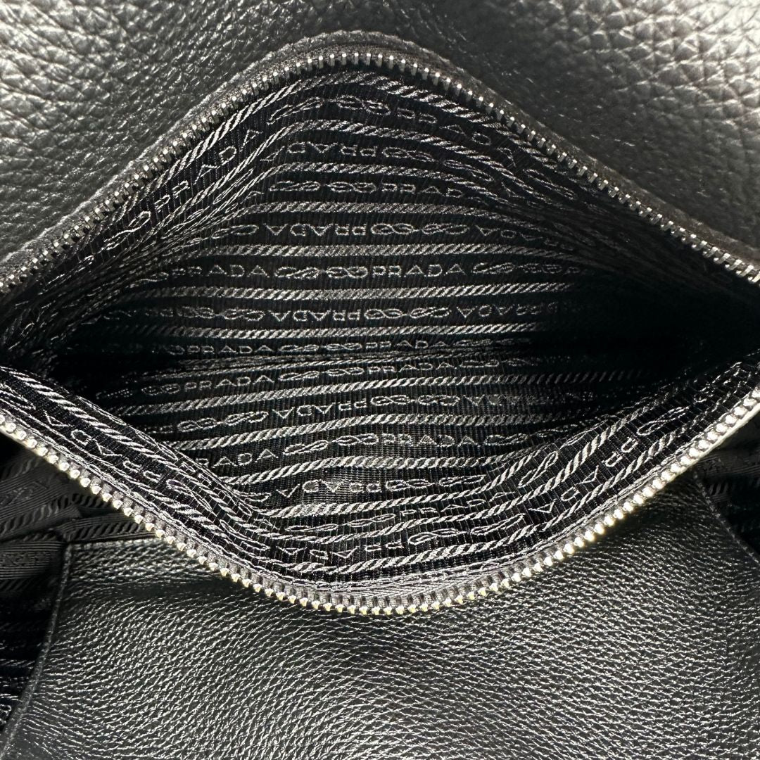 interno della cartella Prada in pelle martellata nera, di lusso, originale, eccellenti condizioni, usata. 