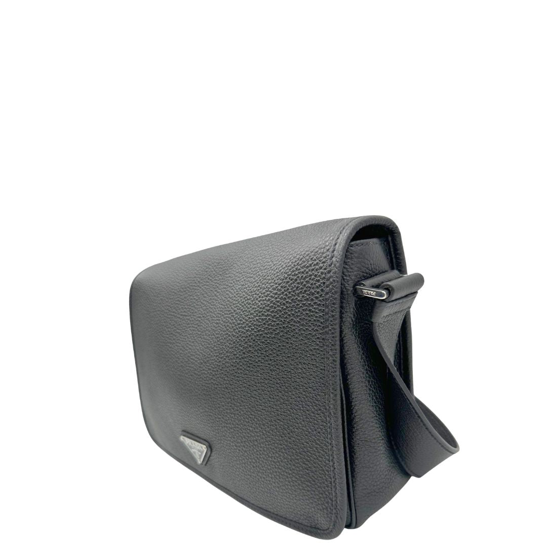 lato cartella Prada in pelle martellata nera, di lusso, originale, eccellenti condizioni, usata. 