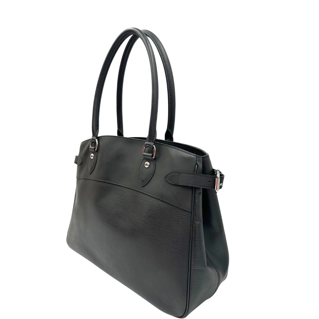 lato Borsa Passy LV in pelle epi nera, di lusso, originale, ottime condizioni, usata. 