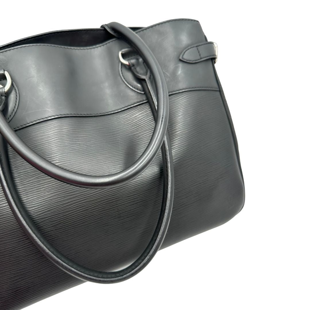 manici Borsa Passy LV in pelle epi nera, di lusso, originale, ottime condizioni, usata. 