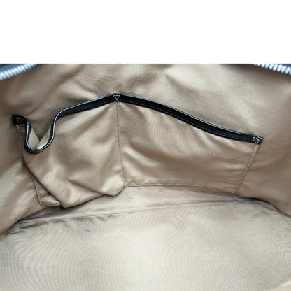 Segni di inchiostro di una borsa Louis Vuitton Stresa realizzata in tela Damier Azur con hardware dorato, usata, originale, second hand, in ottime condizioni.