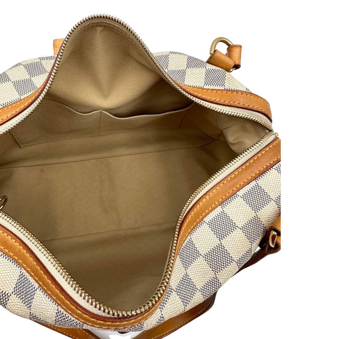 Interno di una borsa Louis Vuitton Stresa realizzata in tela Damier Azur con hardware dorato, usata, originale, second hand, in ottime condizioni.