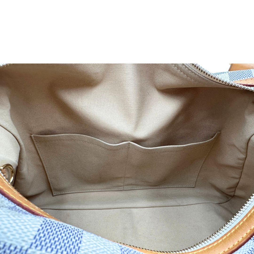 Interno di una borsa Louis Vuitton Stresa realizzata in tela Damier Azur con hardware dorato, usata, originale, second hand, in ottime condizioni.