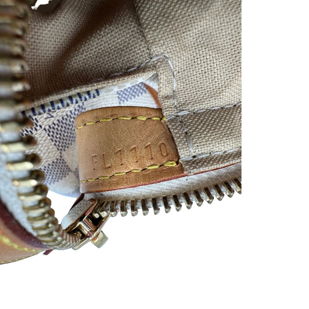Codice di una borsa Louis Vuitton Stresa realizzata in tela Damier Azur con hardware dorato, usata, originale, second hand, in ottime condizioni.