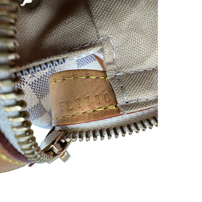 Codice di una borsa Louis Vuitton Stresa realizzata in tela Damier Azur con hardware dorato, usata, originale, second hand, in ottime condizioni.