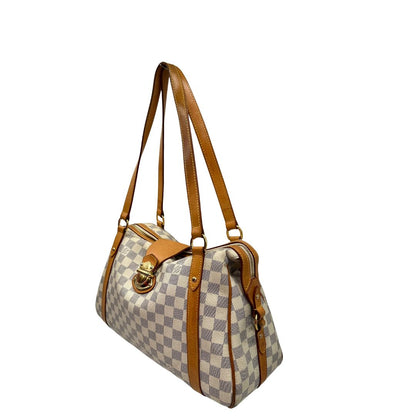 Laterale destro di una borsa Louis Vuitton Stresa realizzata in tela Damier Azur con hardware dorato, usata, originale, second hand, in ottime condizioni.