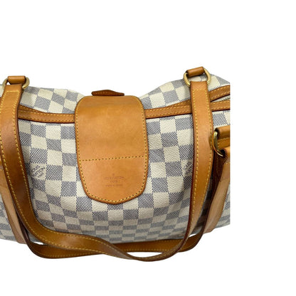 Vista superiore di una borsa Louis Vuitton Stresa realizzata in tela Damier Azur con hardware dorato, usata, originale, second hand, in ottime condizioni.