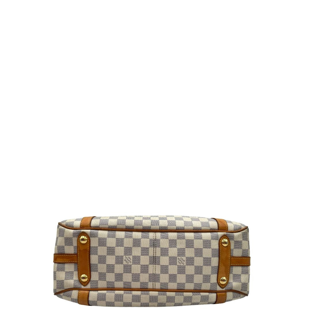 Base di una borsa Louis Vuitton Stresa realizzata in tela Damier Azur con hardware dorato, usata, originale, second hand, in ottime condizioni.