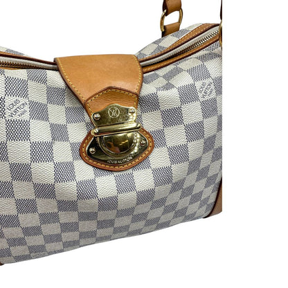 Gancio di chiusura di una borsa Louis Vuitton Stresa realizzata in tela Damier Azur con hardware dorato, usata, originale, second hand, in ottime condizioni.