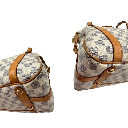Angoli di una borsa Louis Vuitton Stresa realizzata in tela Damier Azur con hardware dorato, usata, originale, second hand, in ottime condizioni.