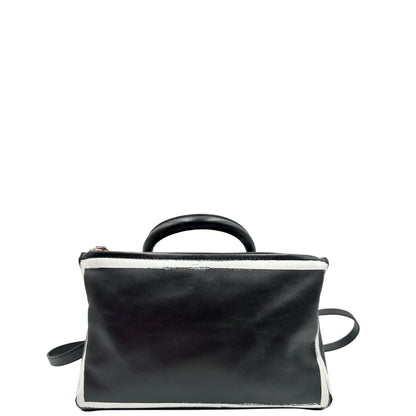 base  Compatta borsa Givenchy in pelle nera con maxi logo sul front, di lusso, originale, ottime condizioni, usata. 