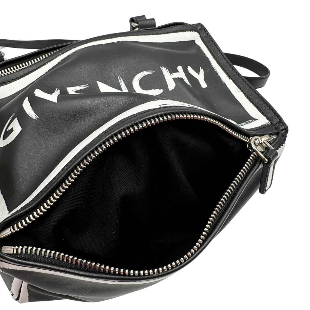 interno  Compatta borsa Givenchy in pelle nera con maxi logo sul front, di lusso, originale, ottime condizioni, usata. 
