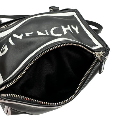 interno  Compatta borsa Givenchy in pelle nera con maxi logo sul front, di lusso, originale, ottime condizioni, usata. 