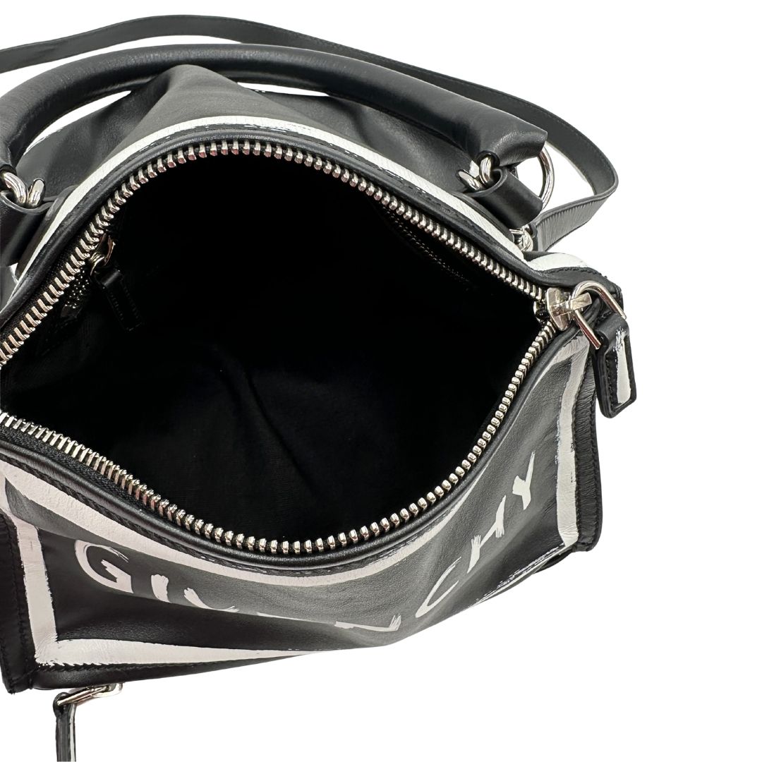 interno  Compatta borsa Givenchy in pelle nera con maxi logo sul front, di lusso, originale, ottime condizioni, usata. 