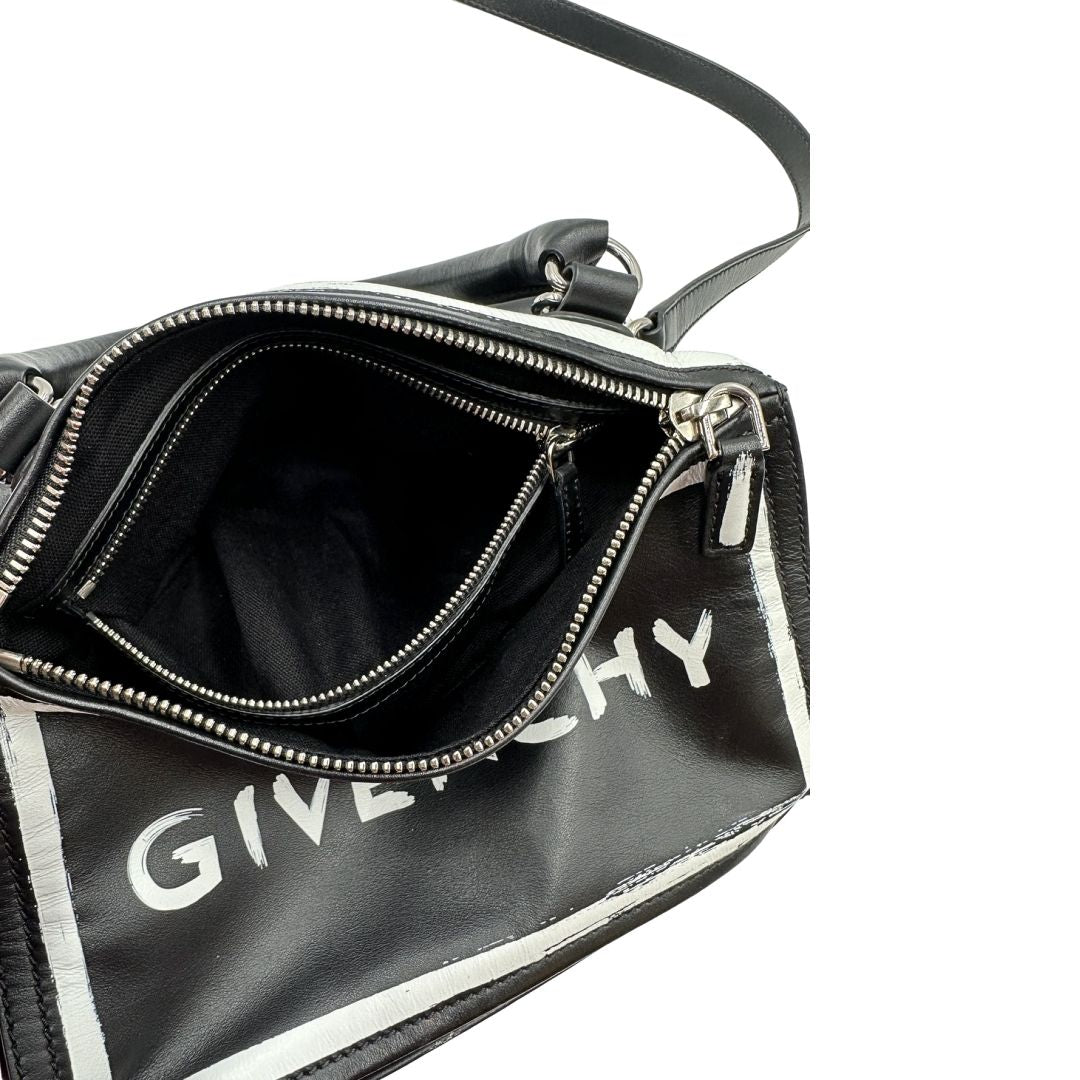 interno  Compatta borsa Givenchy in pelle nera con maxi logo sul front, di lusso, originale, ottime condizioni, usata. 