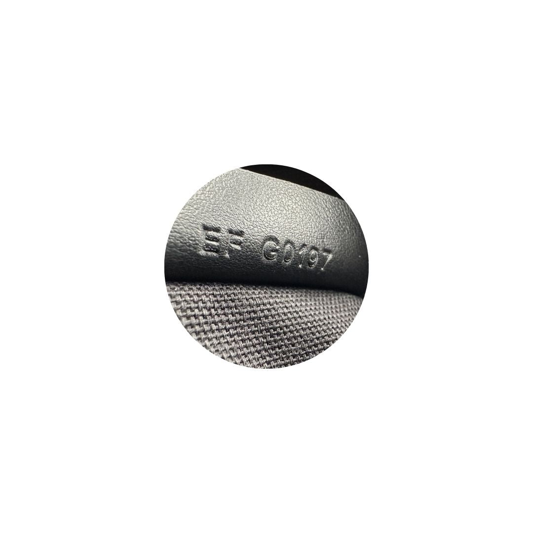 interno  Compatta borsa Givenchy in pelle nera con maxi logo sul front, di lusso, originale, ottime condizioni, usata. 