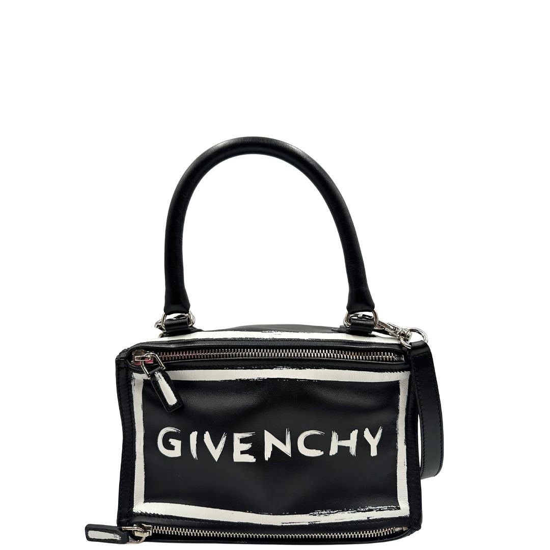 front  Compatta borsa Givenchy in pelle nera con maxi logo sul front, di lusso, originale, ottime condizioni, usata. 