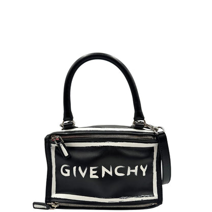 front  Compatta borsa Givenchy in pelle nera con maxi logo sul front, di lusso, originale, ottime condizioni, usata. 