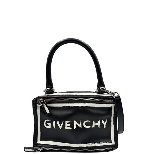 front  Compatta borsa Givenchy in pelle nera con maxi logo sul front, di lusso, originale, ottime condizioni, usata. 