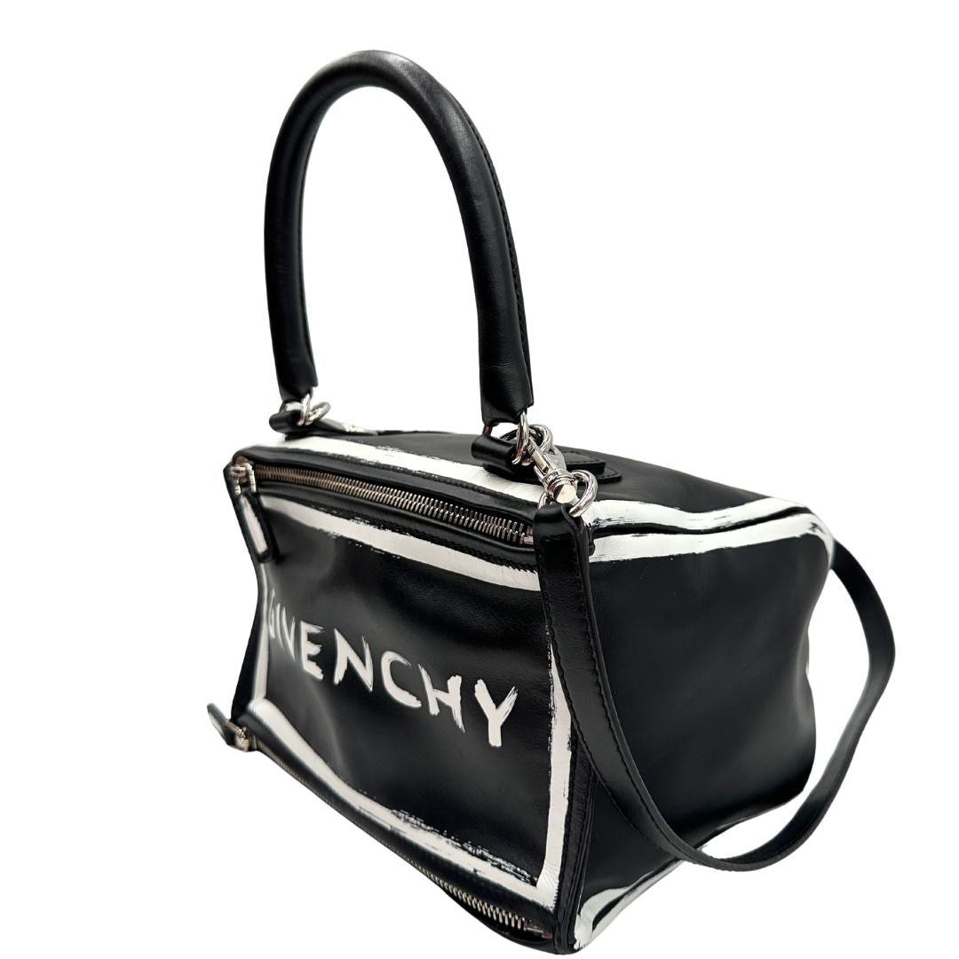 lato  Compatta borsa Givenchy in pelle nera con maxi logo sul front, di lusso, originale, ottime condizioni, usata. 