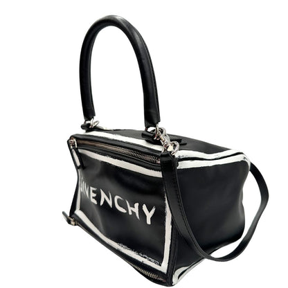 lato  Compatta borsa Givenchy in pelle nera con maxi logo sul front, di lusso, originale, ottime condizioni, usata. 