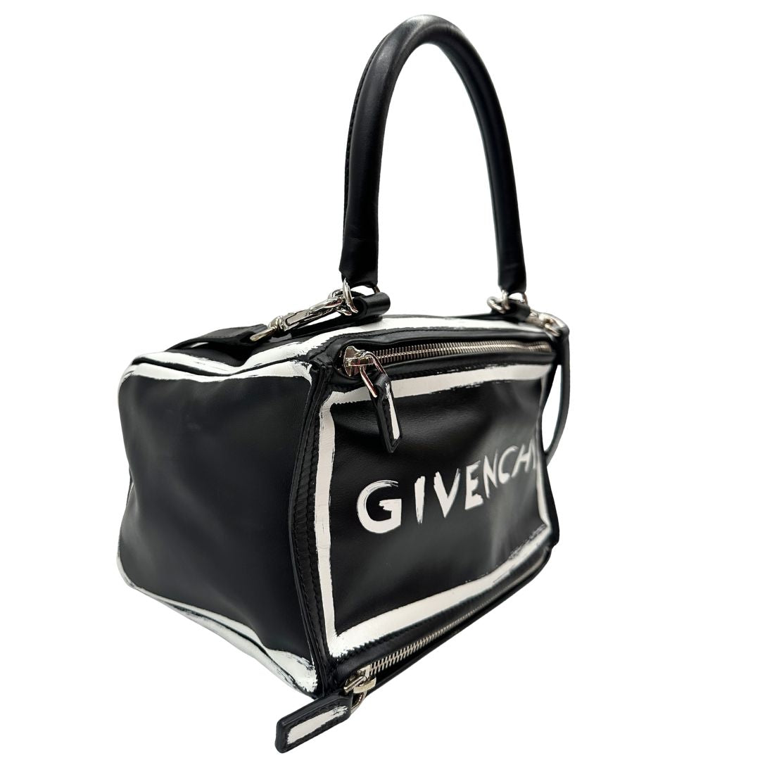 lato  Compatta borsa Givenchy in pelle nera con maxi logo sul front, di lusso, originale, ottime condizioni, usata. 