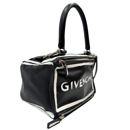 lato  Compatta borsa Givenchy in pelle nera con maxi logo sul front, di lusso, originale, ottime condizioni, usata. 