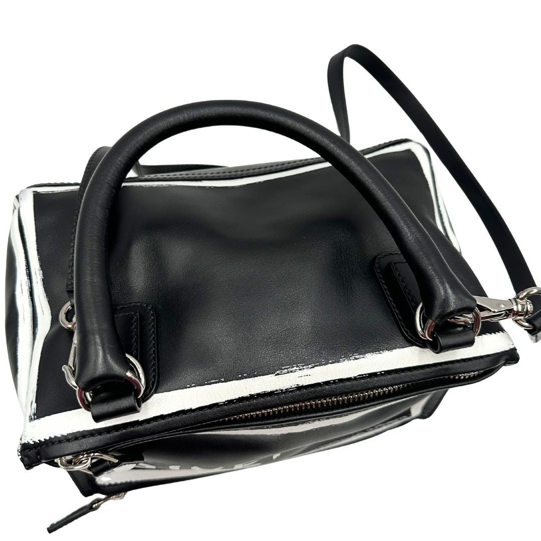 manico  Compatta borsa Givenchy in pelle nera con maxi logo sul front, di lusso, originale, ottime condizioni, usata. 