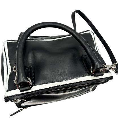 manico  Compatta borsa Givenchy in pelle nera con maxi logo sul front, di lusso, originale, ottime condizioni, usata. 