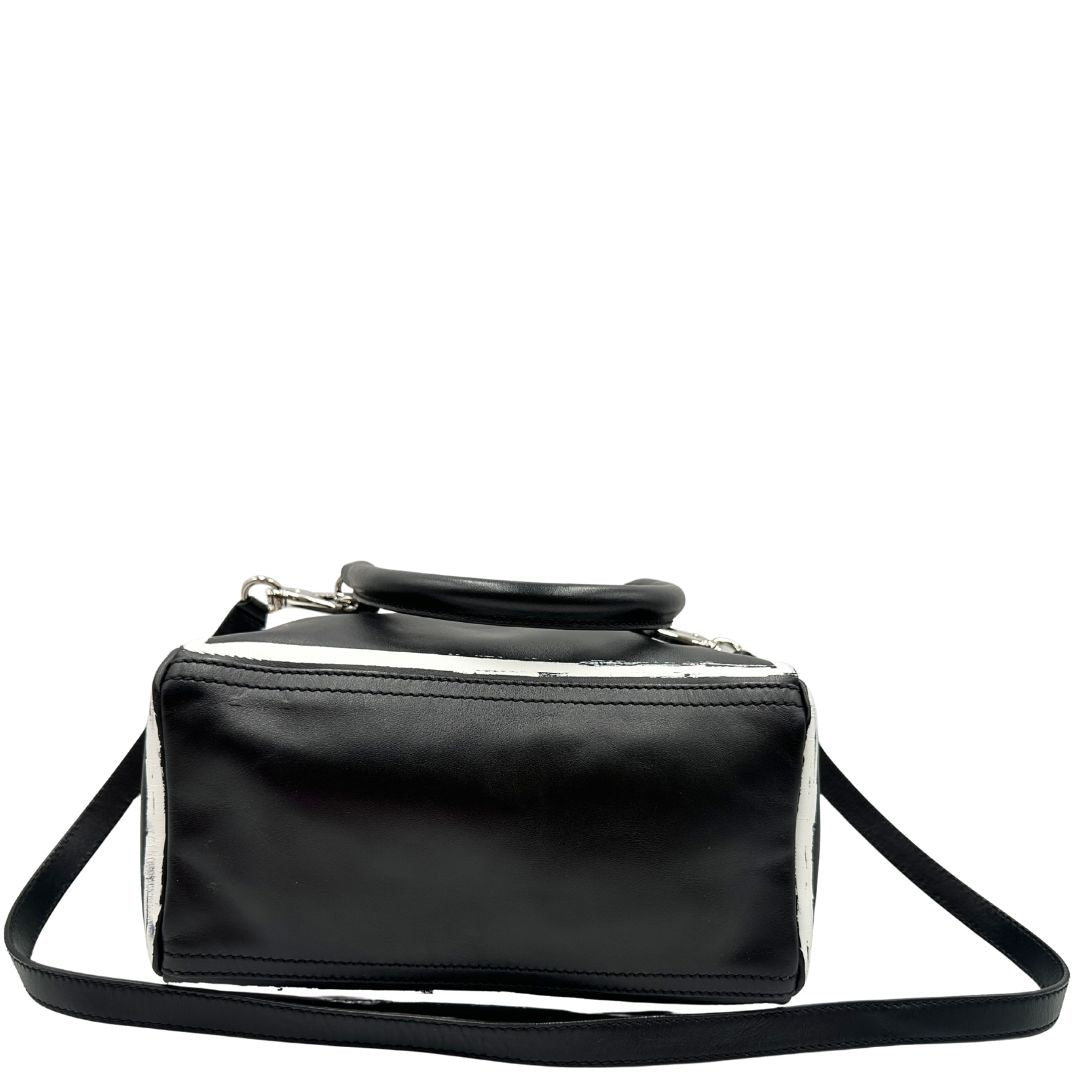 base  Compatta borsa Givenchy in pelle nera con maxi logo sul front, di lusso, originale, ottime condizioni, usata. 