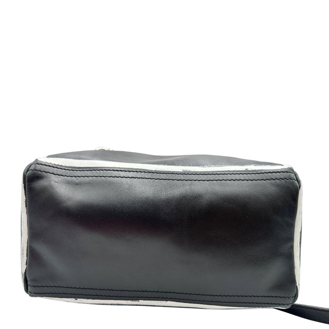 base  Compatta borsa Givenchy in pelle nera con maxi logo sul front, di lusso, originale, ottime condizioni, usata. 