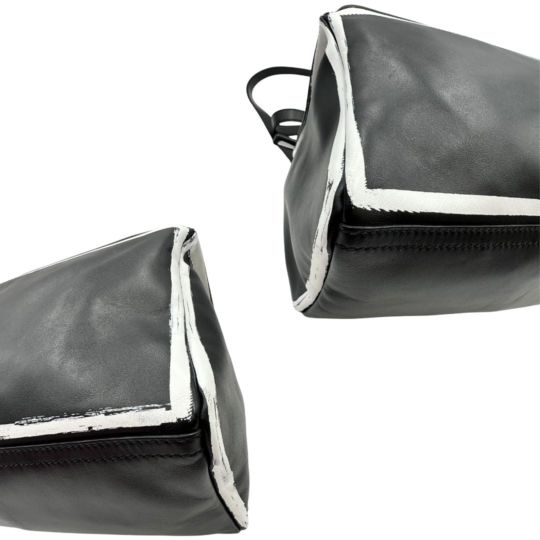 angoli  Compatta borsa Givenchy in pelle nera con maxi logo sul front, di lusso, originale, ottime condizioni, usata. 