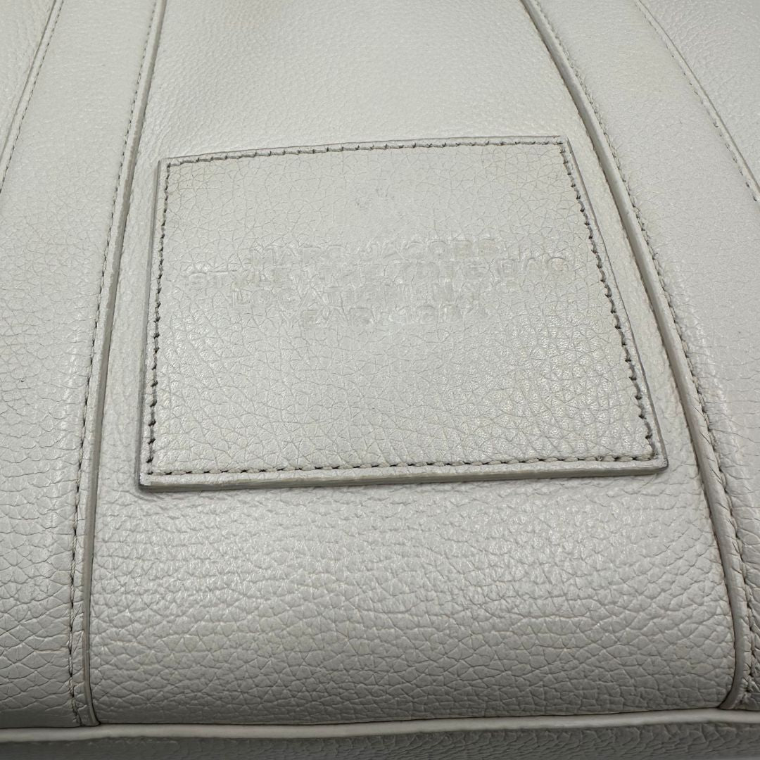 Borsa The Tote Bag Marc Jacobs in pelle bianca nella versione media, di lusso, originale, ottime condizioni, usata. 