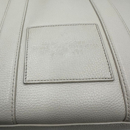 Borsa The Tote Bag Marc Jacobs in pelle bianca nella versione media, di lusso, originale, ottime condizioni, usata. 