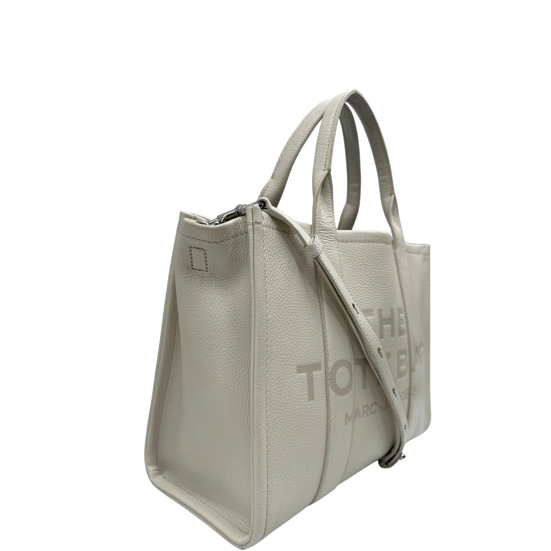 lato Borsa The Tote Bag Marc Jacobs in pelle bianca nella versione media, di lusso, originale, ottime condizioni, usata. 