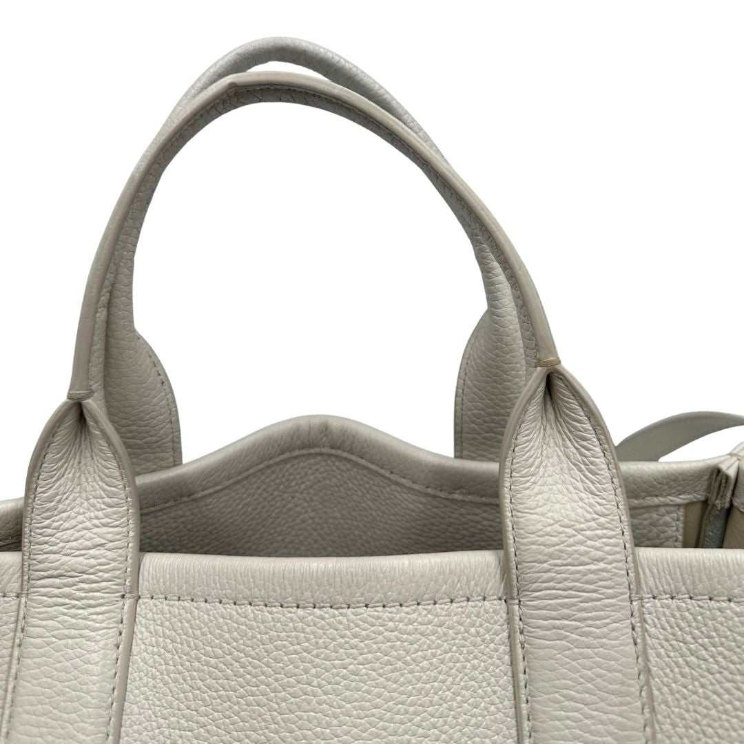 manici Borsa The Tote Bag Marc Jacobs in pelle bianca nella versione media, di lusso, originale, ottime condizioni, usata. 