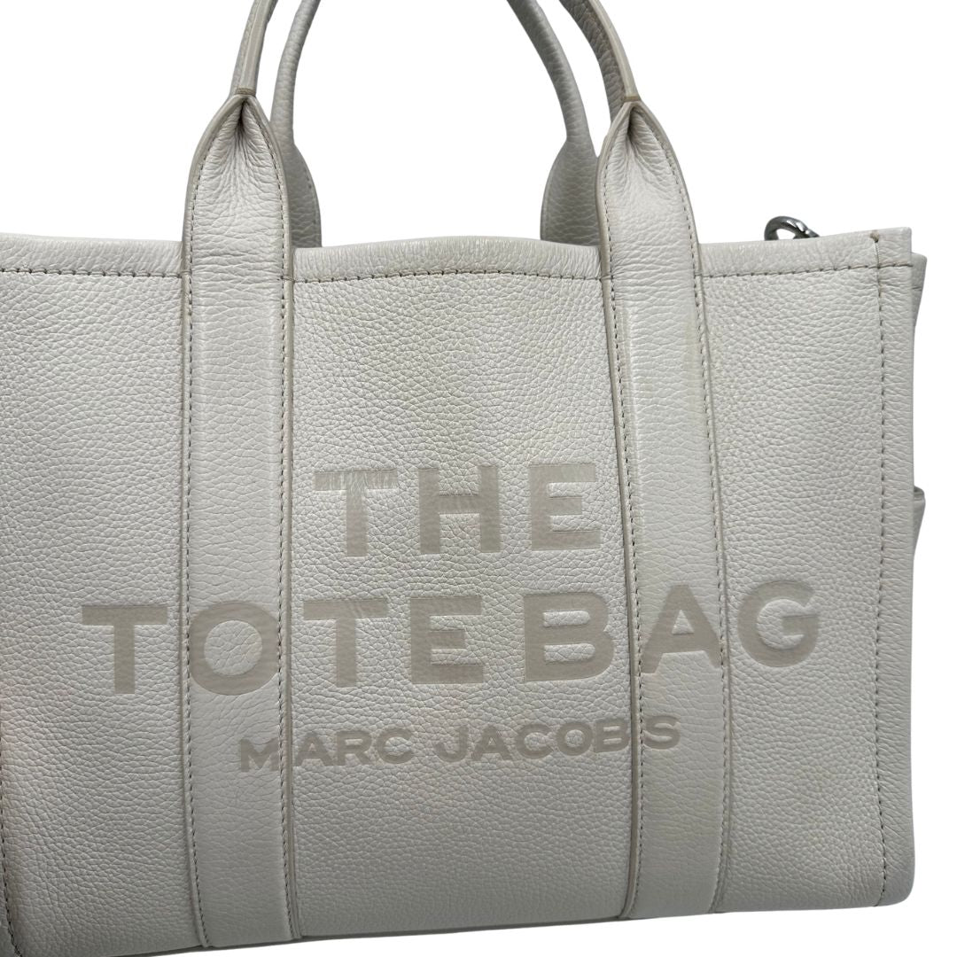 Borsa The Tote Bag Marc Jacobs in pelle bianca nella versione media, di lusso, originale, ottime condizioni, usata. 