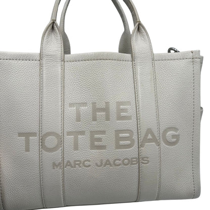 Borsa The Tote Bag Marc Jacobs in pelle bianca nella versione media, di lusso, originale, ottime condizioni, usata. 