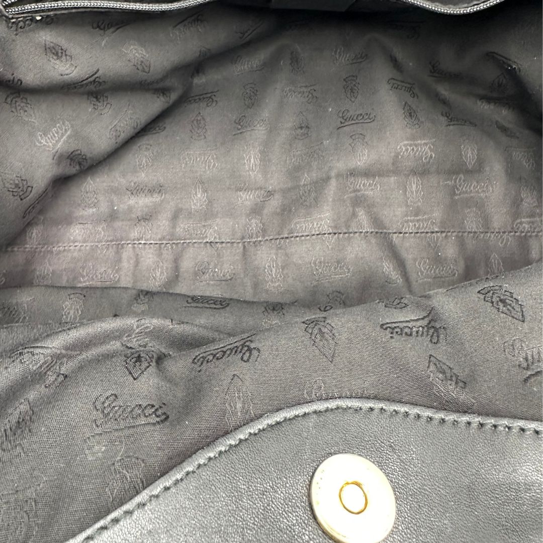 interno Borsa Gucci in pelle nera GG, munita di doppi manici, di lusso, originale, ottime condizioni, usata. 