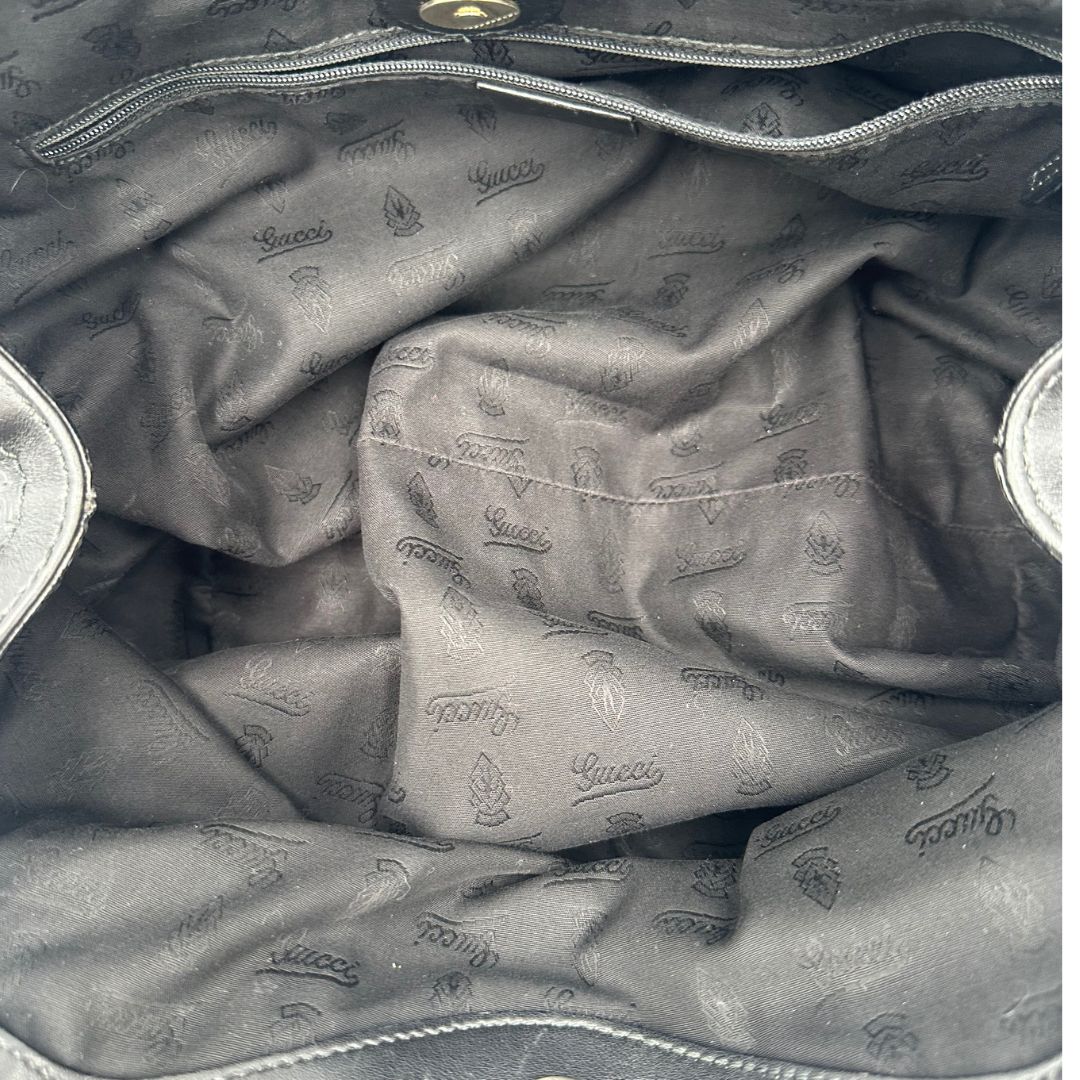 interno Borsa Gucci in pelle nera GG, munita di doppi manici, di lusso, originale, ottime condizioni, usata. 