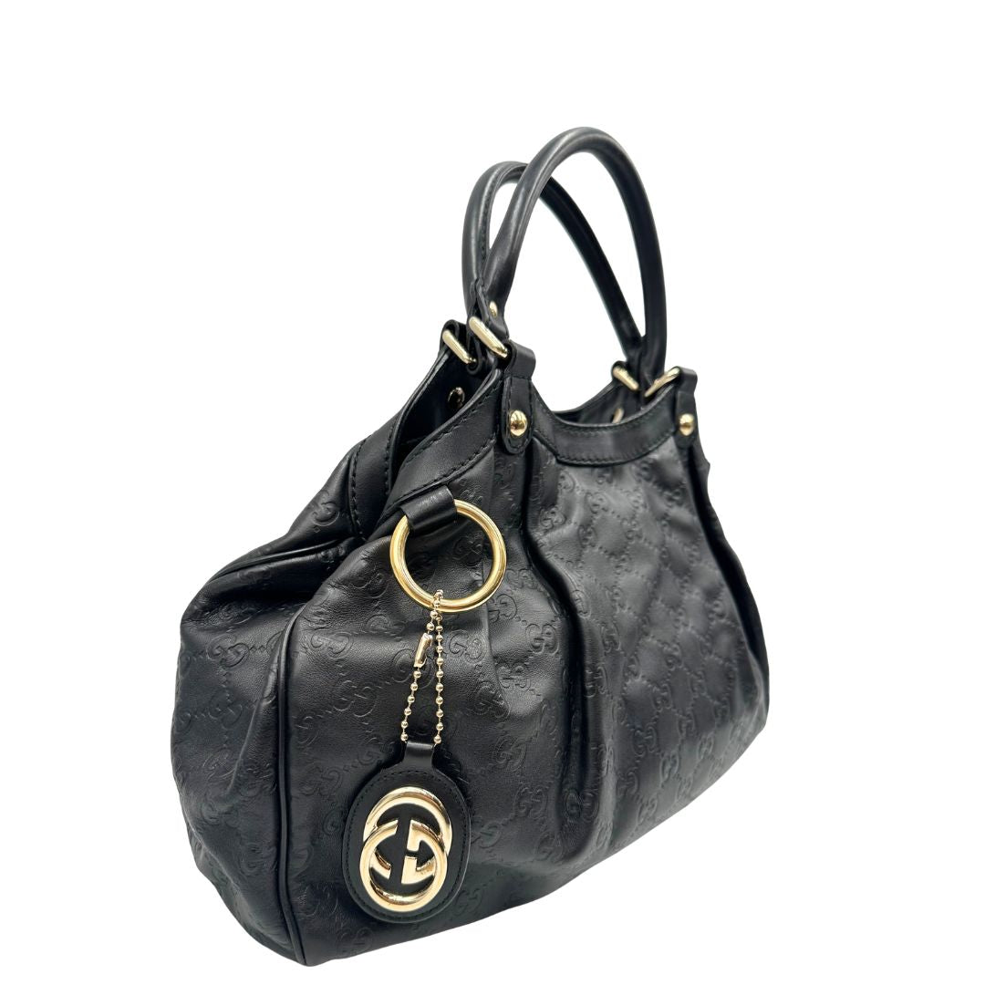 lato Borsa Gucci in pelle nera GG, munita di doppi manici, di lusso, originale, ottime condizioni, usata. 