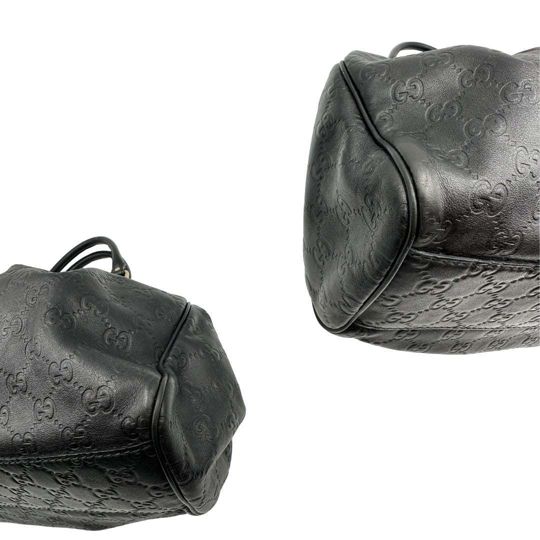 angoli Borsa Gucci in pelle nera GG, munita di doppi manici, di lusso, originale, ottime condizioni, usata. 