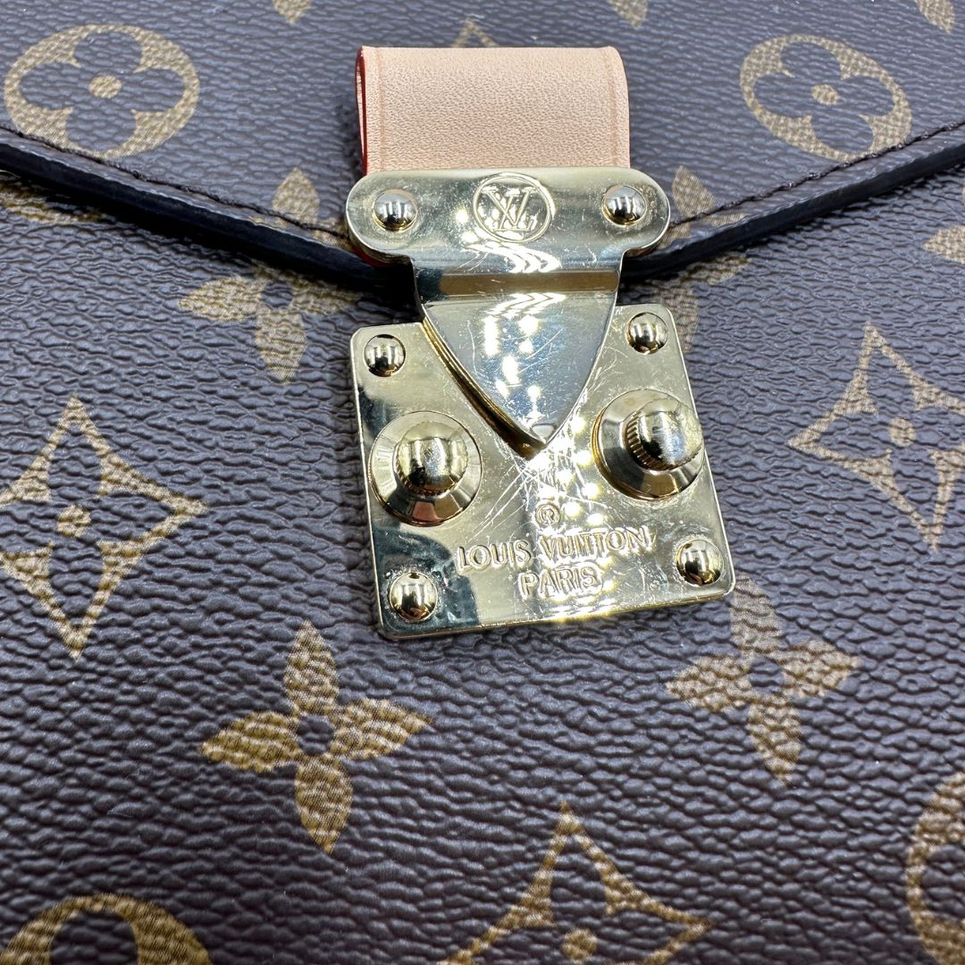 chiusura Borsa LV in canvas monogrammato marrone e hardware dorato, indossabile a tracolla o a mano, di lusso, originale, ottime condizioni, usata, originale. 