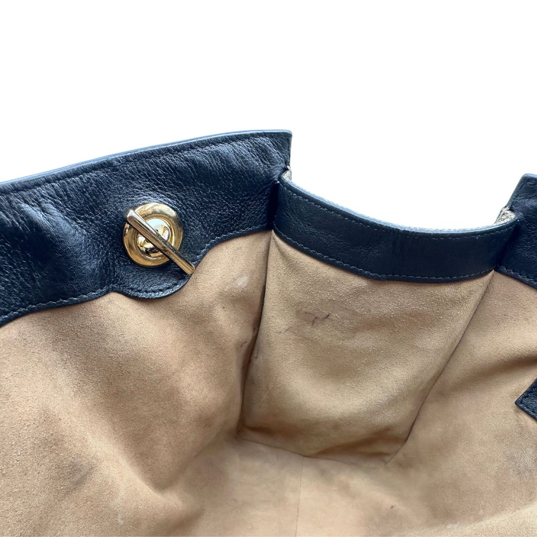 interno  Borsa Gucci Padlock con profili neri, di lusso, originale, ottime condizioni, usata. 